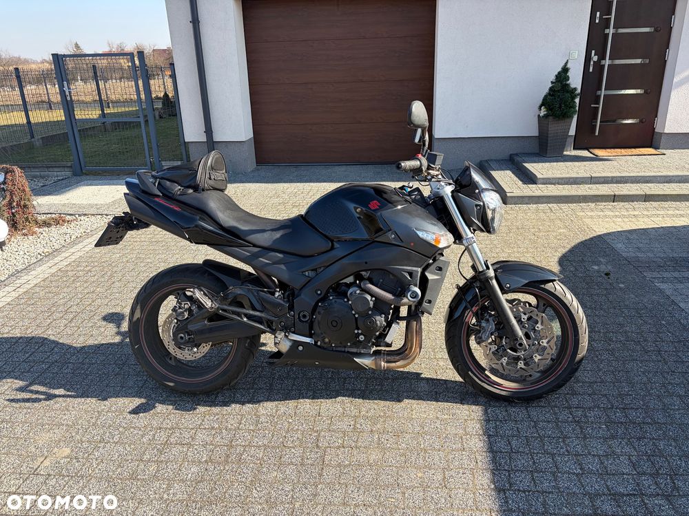 Suzuki GSR - 4
