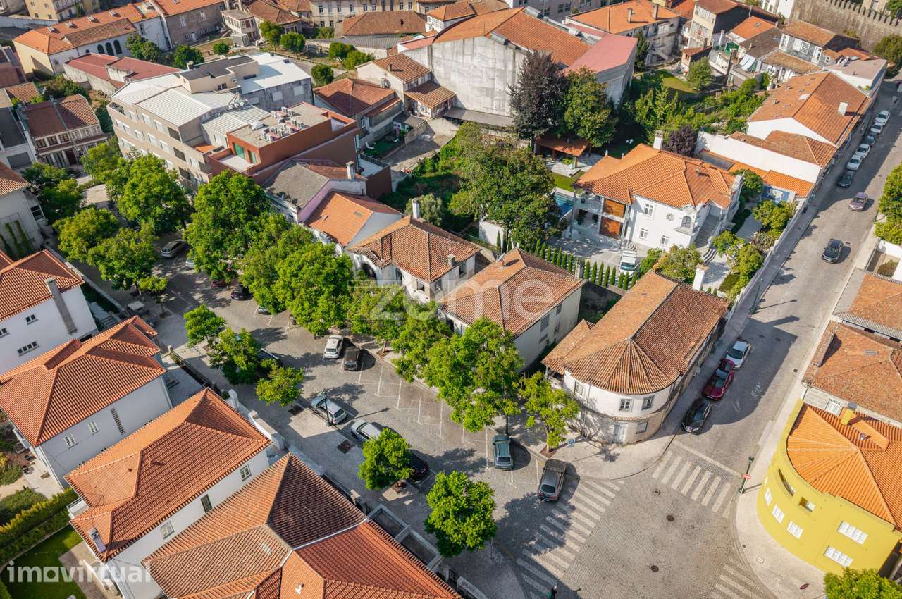 Moradia Clássica com Jardim no Centro Histórico de Guimarães - Grande imagem: 2/42