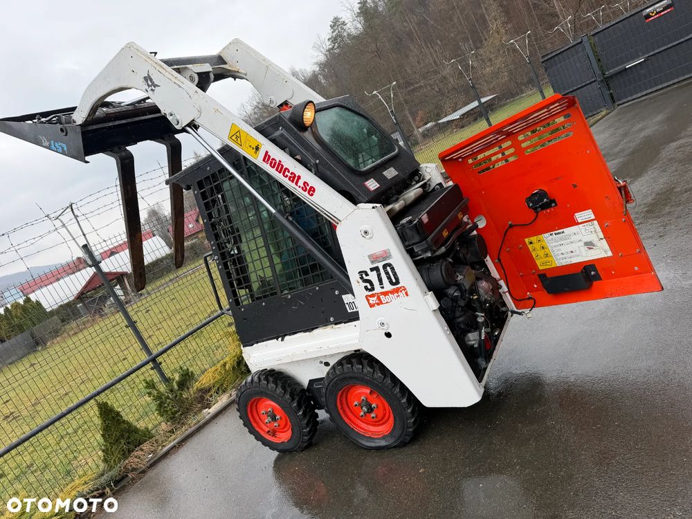 Bobcat S70 Mini-ładowarka 4x4 wózek terenowy. Łyżka widły. Kabina ogrzewana pełne szkło + drzwi ! aktualne serwisy DEKRA. Dokumentacja. silnik Kubota 3cyl. Maszyna Jak Nowa z Salonu! Pochodzi z Norweskiego Gospodarstwa! 2019 rok 715 mtg! Zero luzów i wycieków. Bardzo mocna i wydajna maszyna o małych gabarytach! Wąskie koła. Idealna do stajni. OKAZJA TANIO - 8