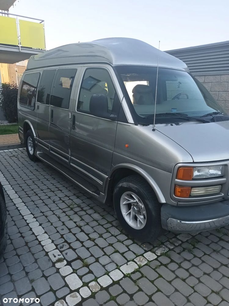 GMC Savana - 17