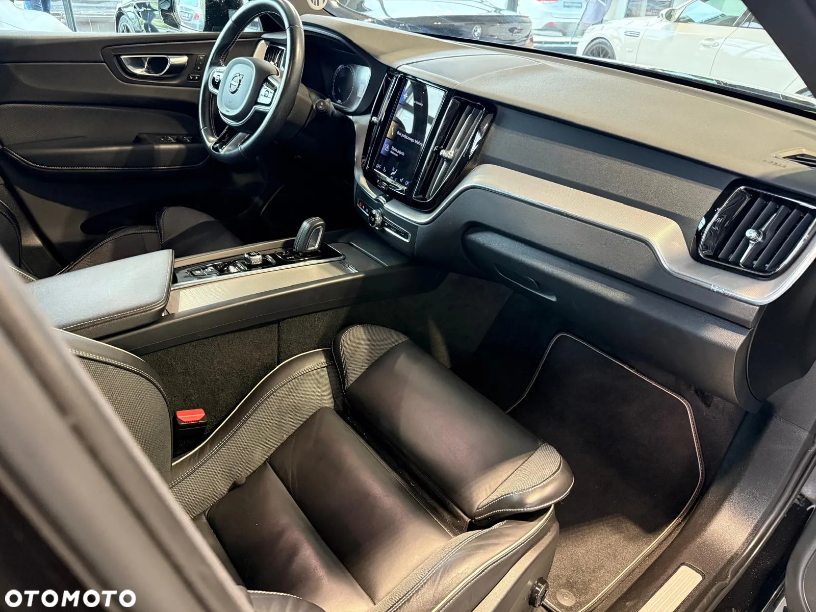 Volvo XC 60 B5 B AWD Momentum Pro - 11