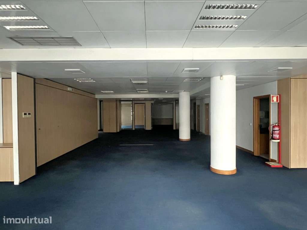 Escritório para arrendamento na Av. Infante Santo com 315 m2 - Grande imagem: 2/14