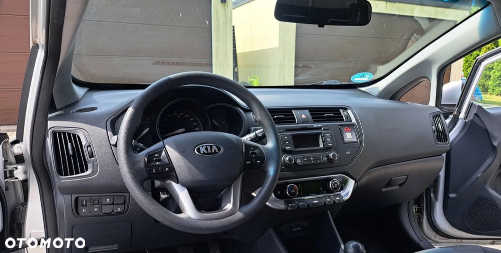 Kia Rio 1.2 Fifa World Cup Edition - 11