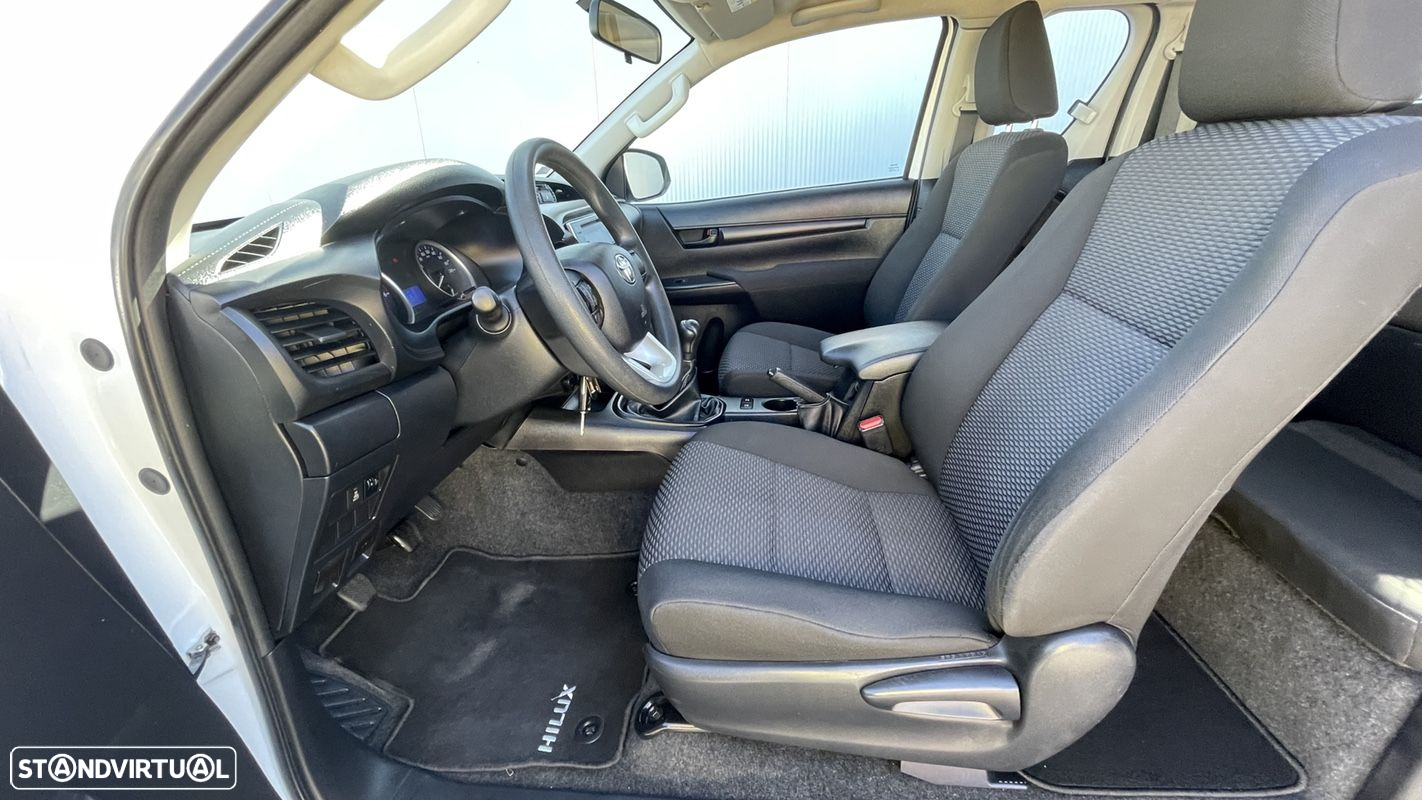 Toyota Hilux 2.4 D-4D 4X2 - 31