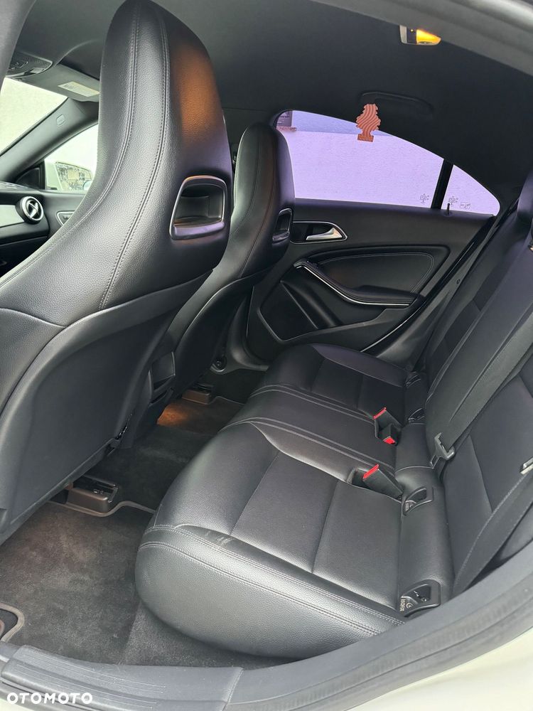 Mercedes-Benz CLA 250 7G-DCT - 12