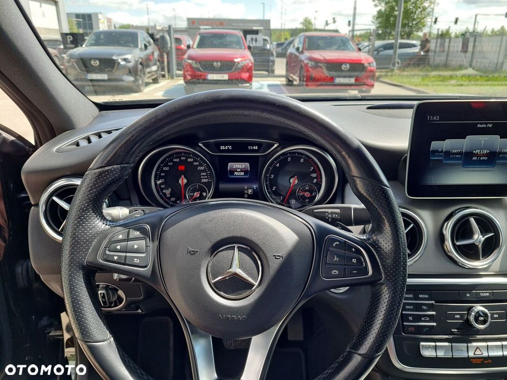 Mercedes-Benz GLA 180 7G-DCT Urban - 11