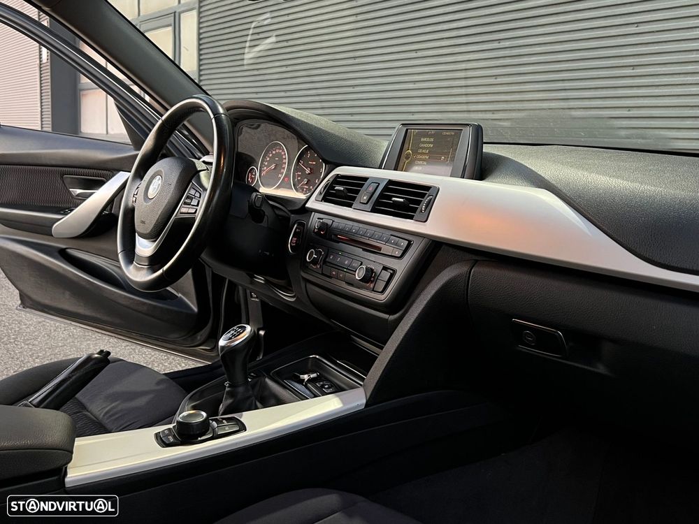 BMW 318 d Line Sport - 26