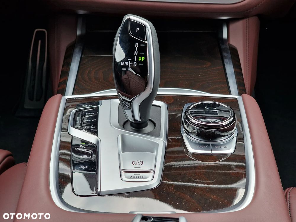 BMW Seria 7 750Li xDrive - 32