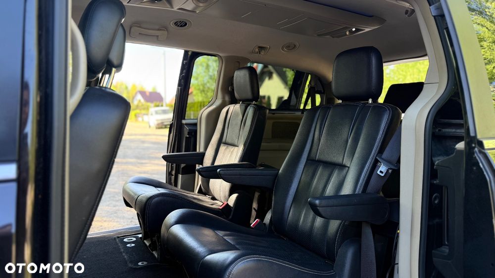 Chrysler Town & Country - 11