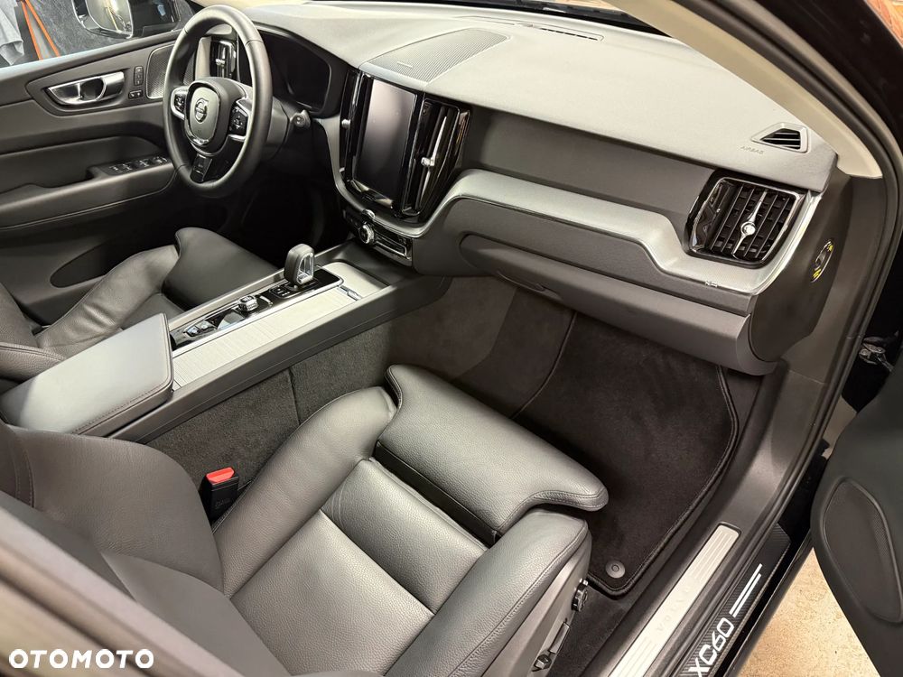 Volvo XC 60 B4 D AWD Geartronic Momentum Pro - 17