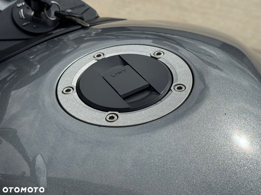 Suzuki GSR - 17
