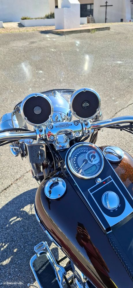Harley-Davidson FLST Softail Deluxe - 11