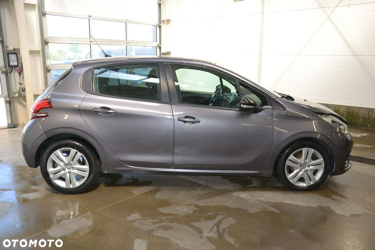 Peugeot 208 - 8