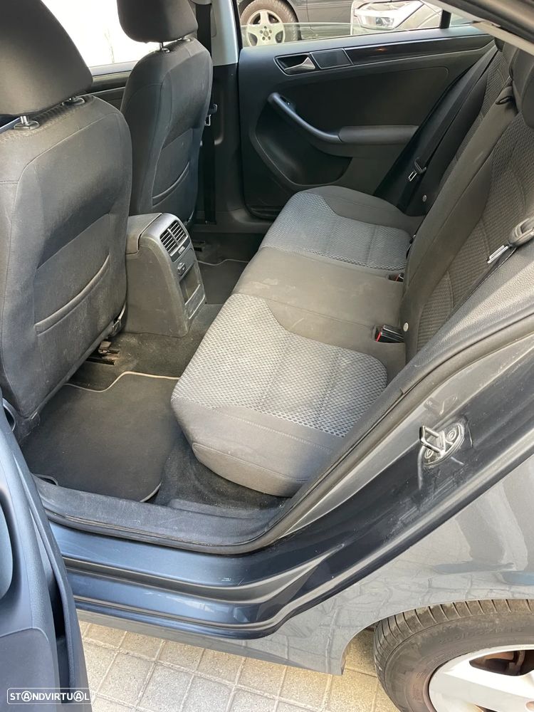 VW Jetta 1.6 TDi Confortline BM - 6