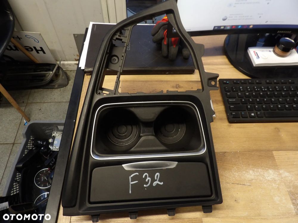 BMW - F30 - OBUDOWA , UCHWYT NA NAPOJE , POPIELNICZKA - 9218926 - 1