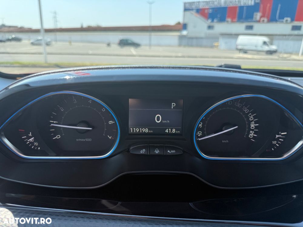 Peugeot 2008 1.2 PureTech Turbo EAT6 S&S Allure - 26