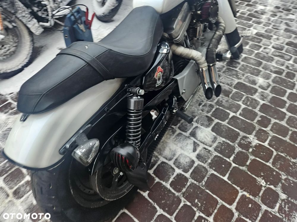 Harley-Davidson Sportster Custom 883C - 20