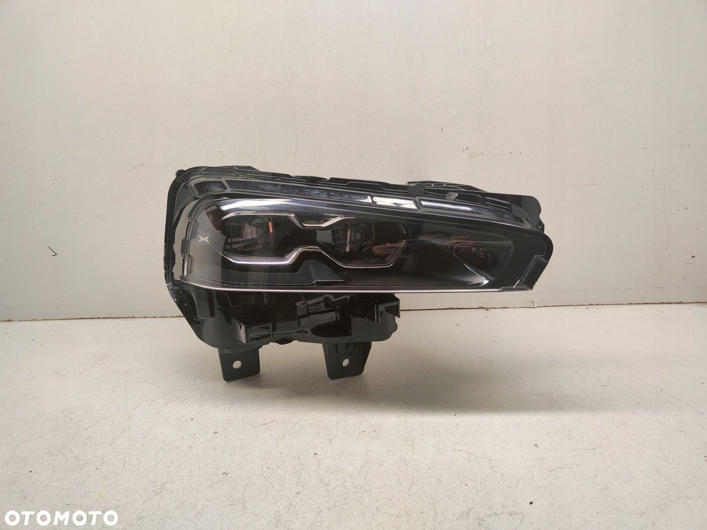 XPENG P7 LAMPA PRZEDNIA PRAWA - 1
