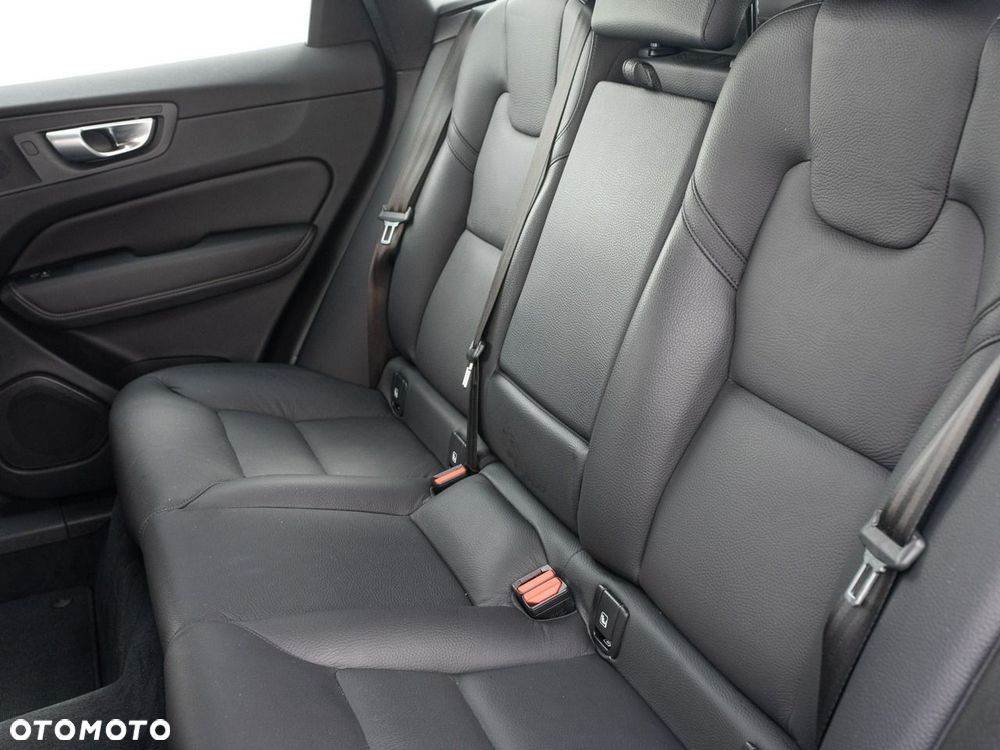 Volvo XC 60 B5 B AWD Plus Dark - 24