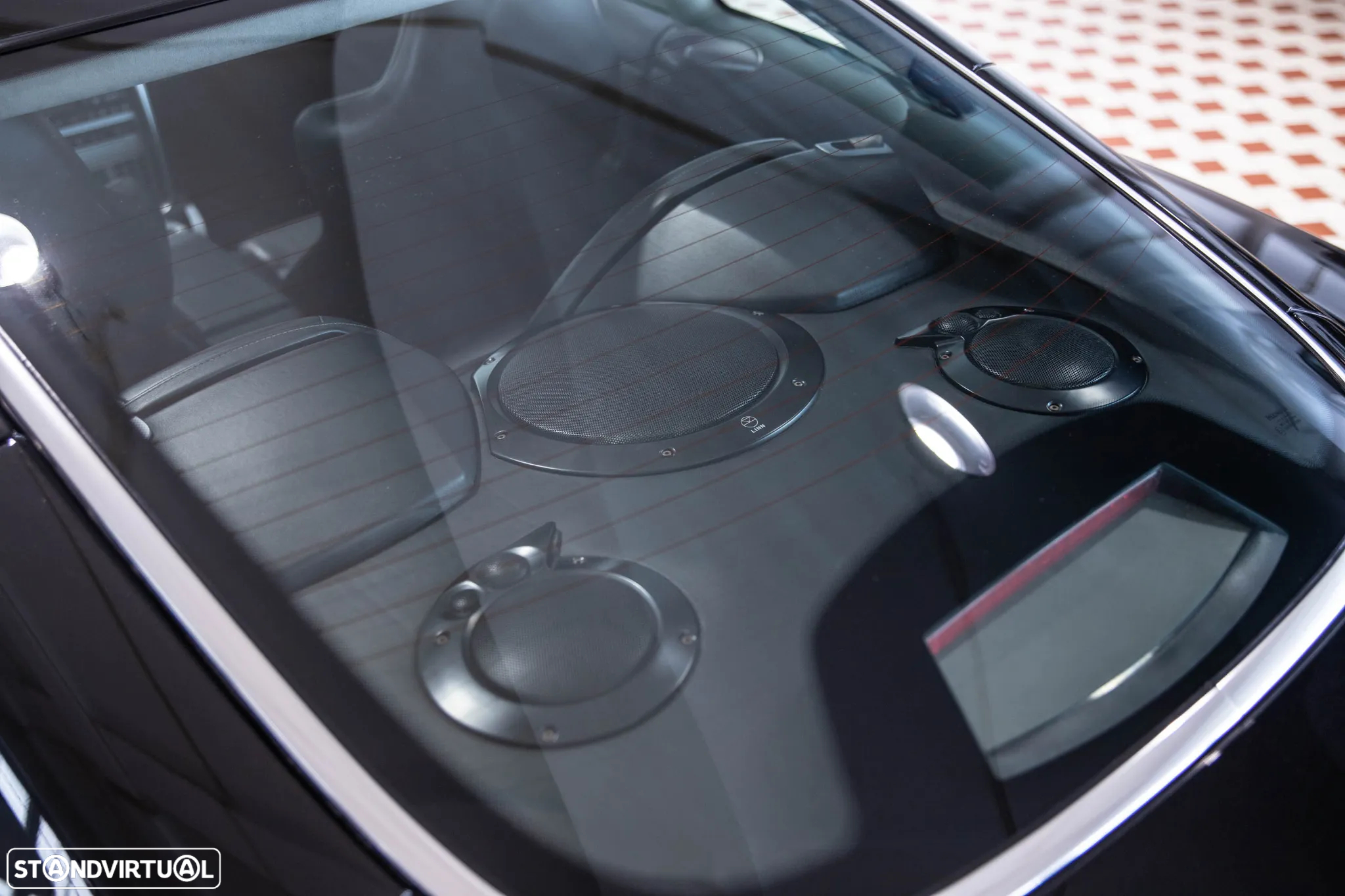 Aston Martin Vanquish - 12