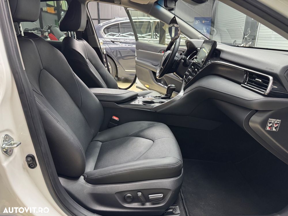 Toyota Camry 2.5 HEV Executive - 26