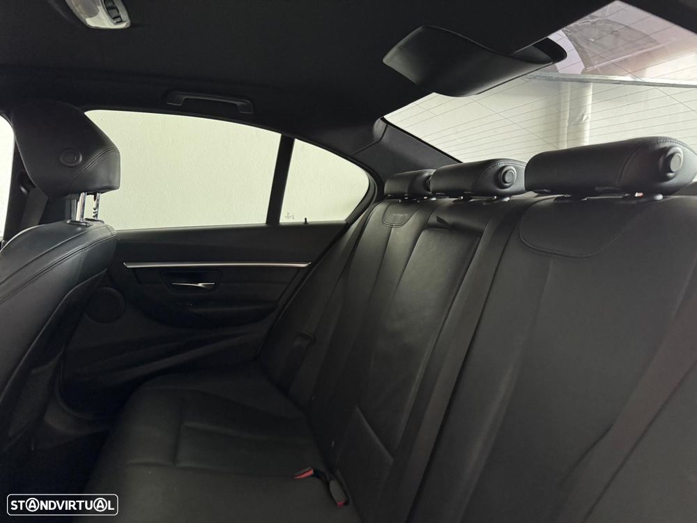 BMW 330 e iPerformance Pack M - 14