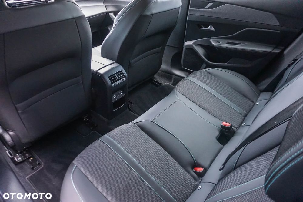Peugeot 408 1.6 Plug-In Hybrid 225 Allure EAT8 - 27