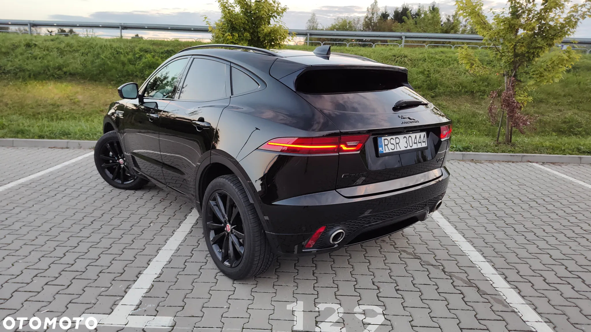 Jaguar E-Pace P300 AWD R-Dynamic SE - 5
