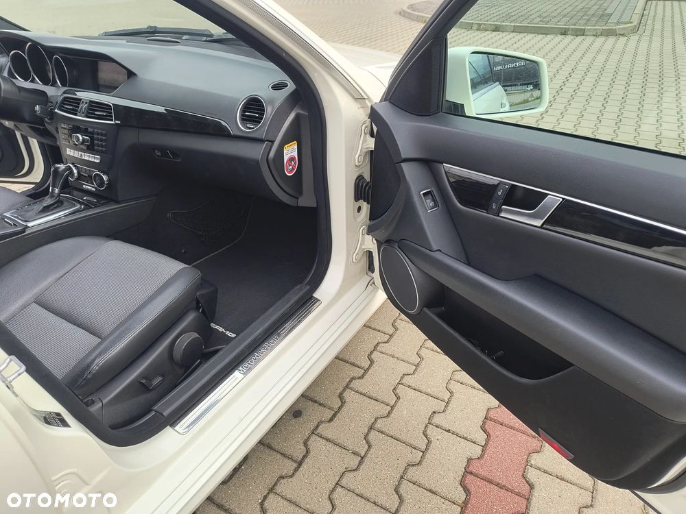 Mercedes-Benz Klasa C 250 CDI DPF 4Matic 7G-TRONIC BlueEFFICIENCY Avantgarde - 26