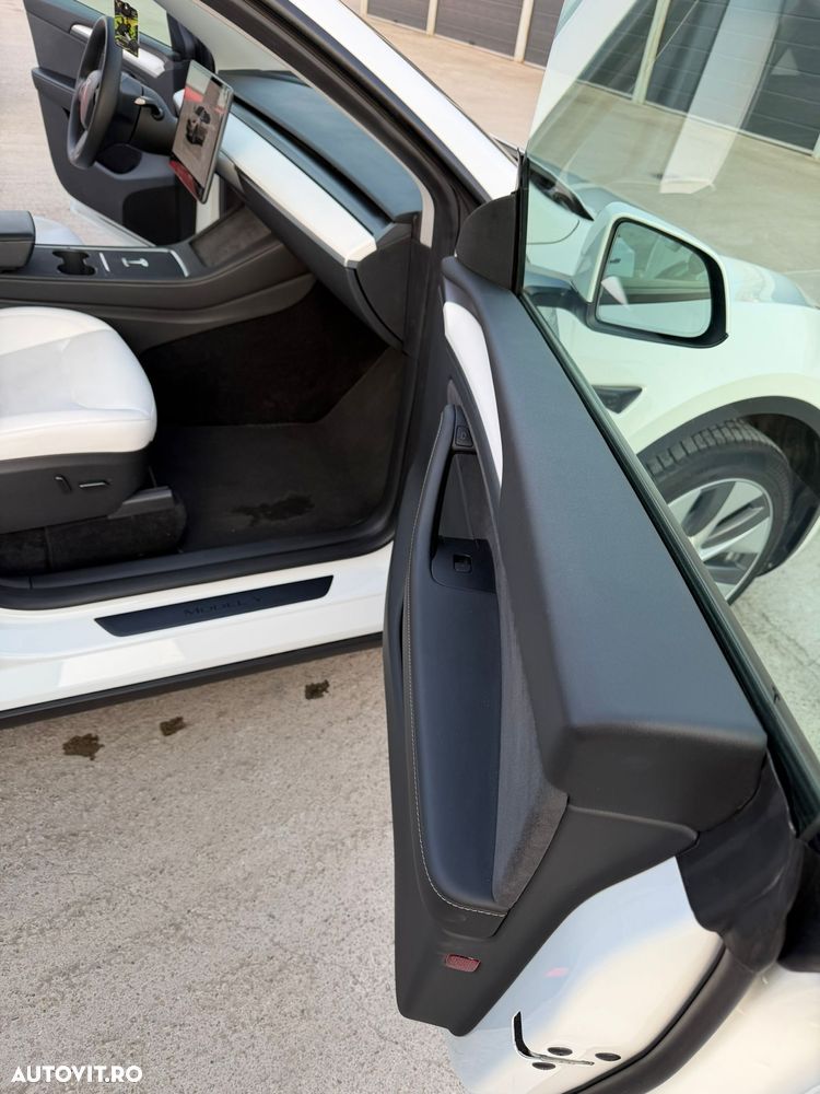 Tesla Model Y AWD Performance - 14