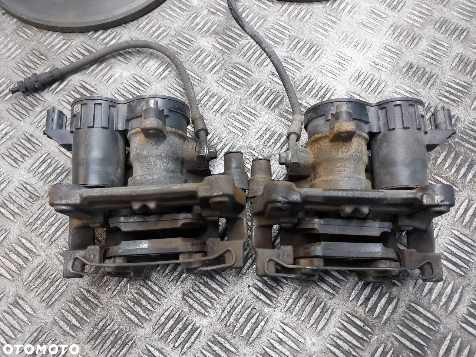TARCZE HAMULCOWE TYŁ + KLOCKI + ZACISKI FORD FOCUS MK4 JX61-2D252-B - 8