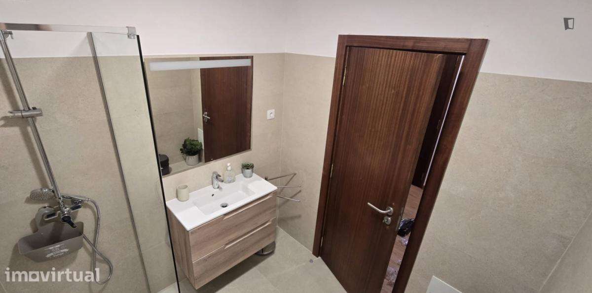 Quarto - localizado em Alta de Santa Clara Coimbra - Grande imagem: 2/2