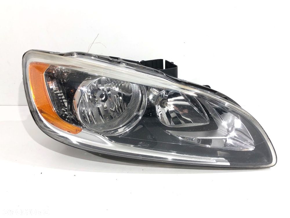 REFLEKTOR PRAWY PRZÓD  VOLVO V60 I (155, 157) 2010 - 2018 D4 133 kW [181 KM] olej napędowy 2013 - - 1
