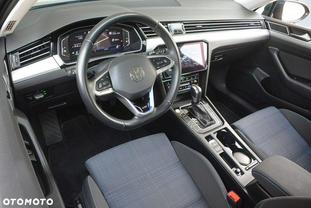 Volkswagen Passat - 11