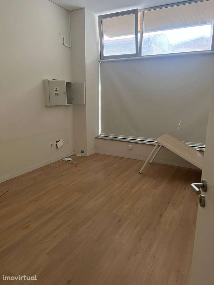 Loja com 2 montras, estacionamento, fácil acesso no Cedro - Gaia - Grande imagem: 4/13