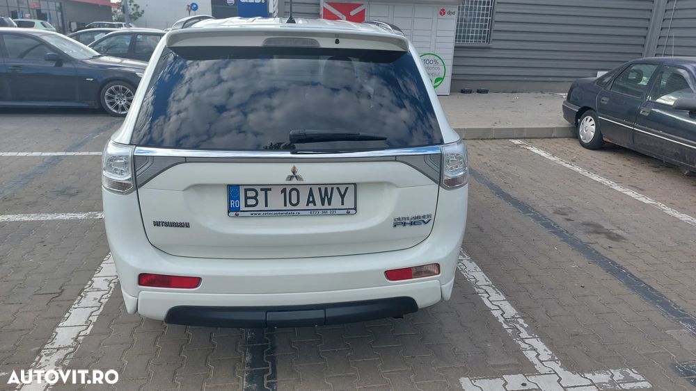 Mitsubishi Outlander - 2