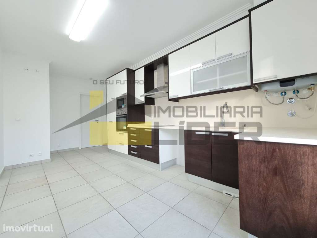 Moradia com 3 pisos T4 no centro da Ericeira Próximo as praias - Grande imagem: 3/32