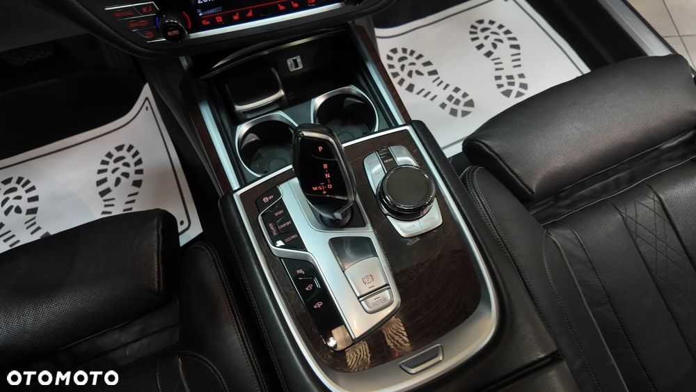 BMW Seria 7 750Li xDrive - 26