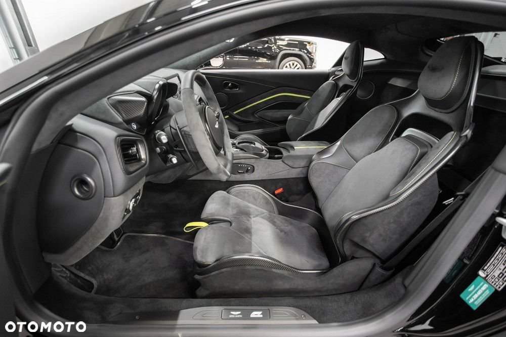 Aston Martin Vantage - 26