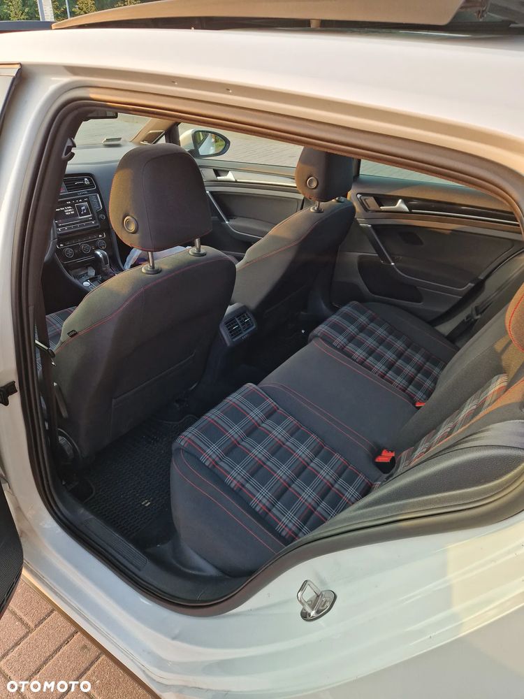 Volkswagen Golf - 10