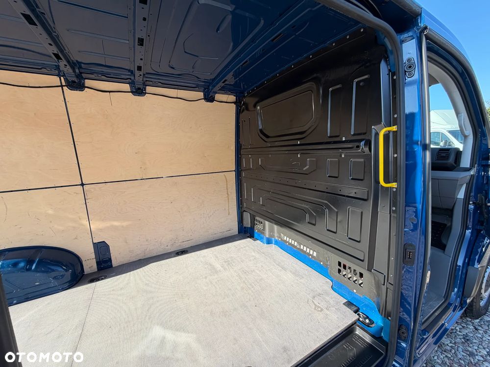 Volkswagen CRAFTER L2H1 2022r WZMOCNIONY VAN 3 osobowy MOCNY Silnik 2.0TDI 140KM Euro6 Duża ładowność 1309kg! DMC:3.5t, Homologacja VAT-1 Zabudowa paki, Bogate wyposażenie! NOWE OPONY 100% Bezwypadkowy! - 8