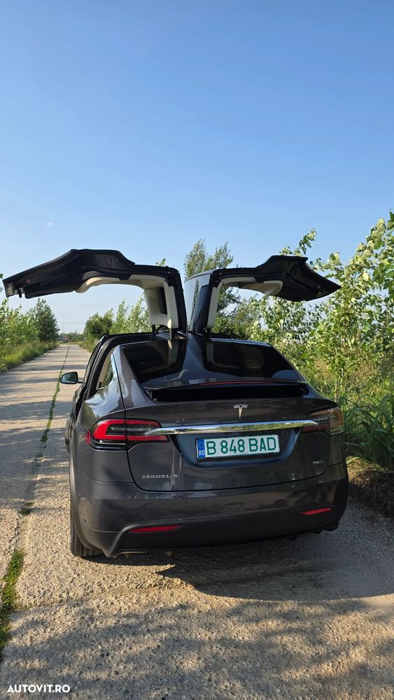 Tesla Model X - 19