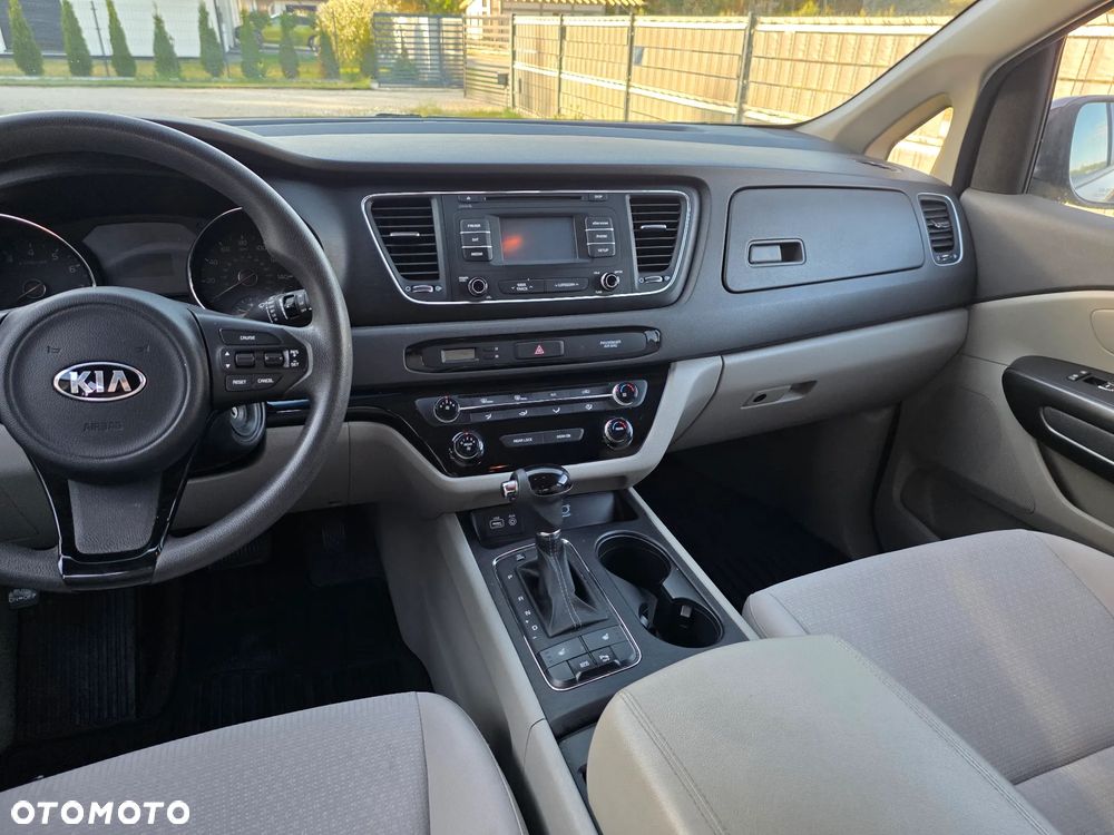 Kia Sedona - 11