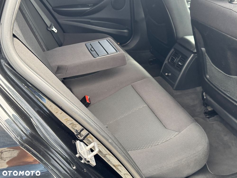 BMW Seria 3 318d xDrive - 25