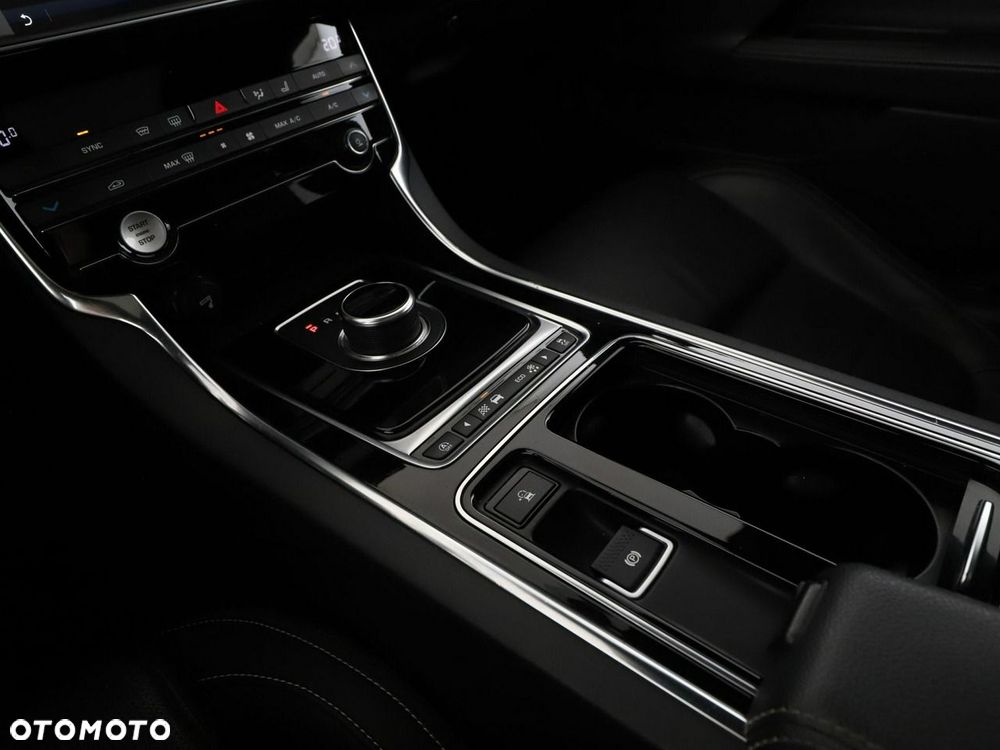 Jaguar XE 20d R-Sport - 30
