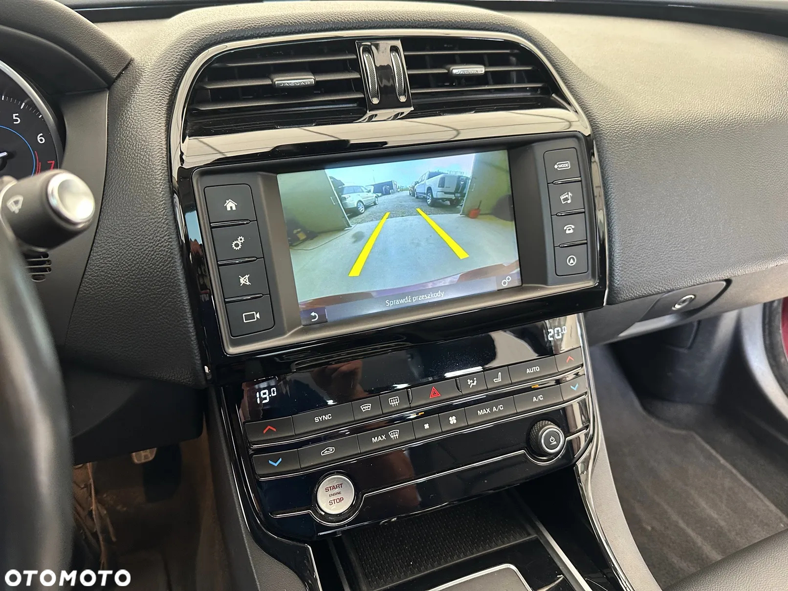 Jaguar XE 2.0 T Prestige - 9