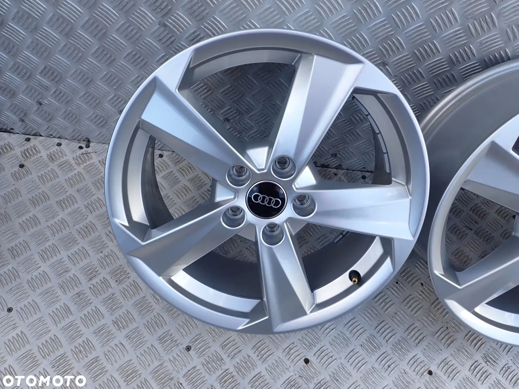 FELGI ALUMINIOWE AUDI 81A601025B 7X17 ET 45 5X112 DOSTEPNE 2 KOMPLETY - 6