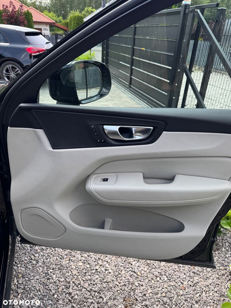 Volvo XC 60 B4 D AWD Plus Dark - 24