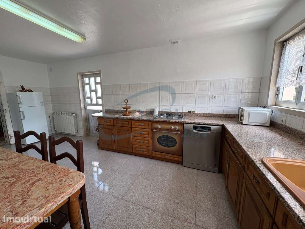 Moradia T5 com Grande Terreno Plano, Garagem, Anexos e Elevado Pote... - Grande imagem: 2/34