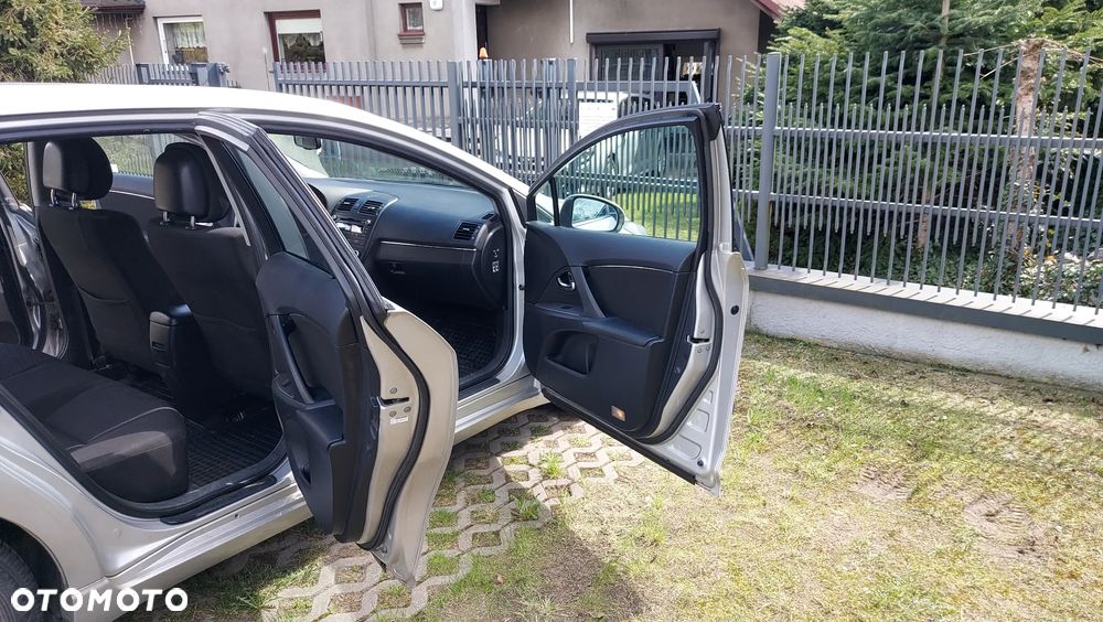 Toyota Avensis 2.0 D-4D Sol - 21